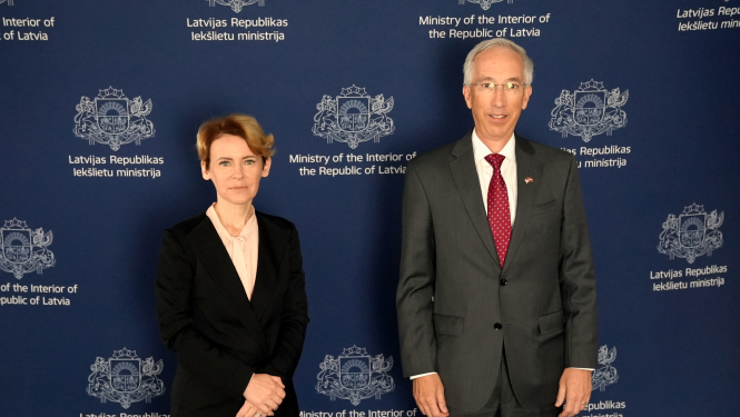 ministre un ASV vēstnieks