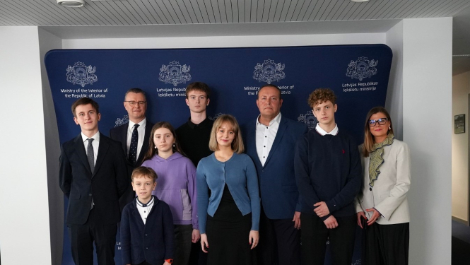 vadība ar ēnotājiem pie bannera