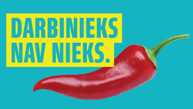 Kampaņa darbinieks nav nieks ar sarkano piparu uz zila fona