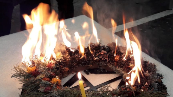 degošs Adventes vainags