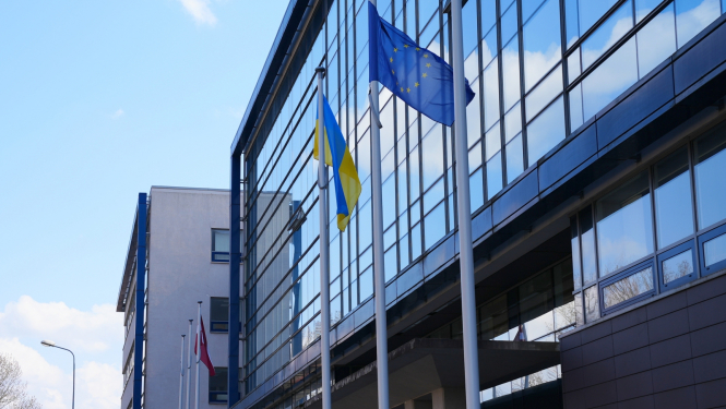 Iekšlietu ministrija, kur plīvo Latvija, Eiropas Savienības un Ukrainas karogi