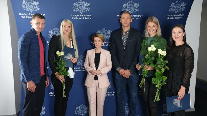 iekšlietu ministre Marija Golubeva pasniedz Iekšlietu ministrijas pateicības