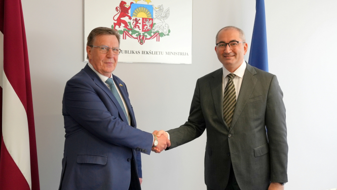 Iekšlietu ministrs spiež roku Azerbaidžānas vēstniekam Latvijā