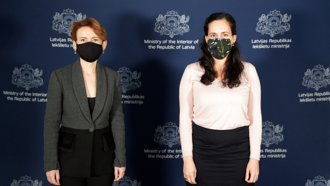 Iekšlietu ministre un Izraēlas vēstniece