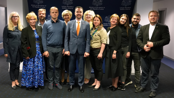 Ministrs tiekas ar NVO