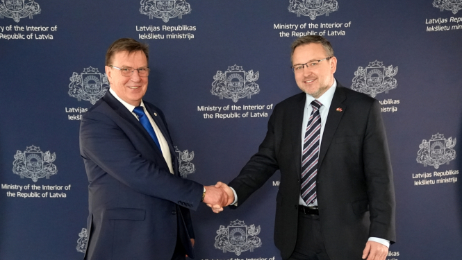 Iekšlietu ministrs Māris Kučinskis un  Kanādas vēstnieks Latvijā Braiens Svorks