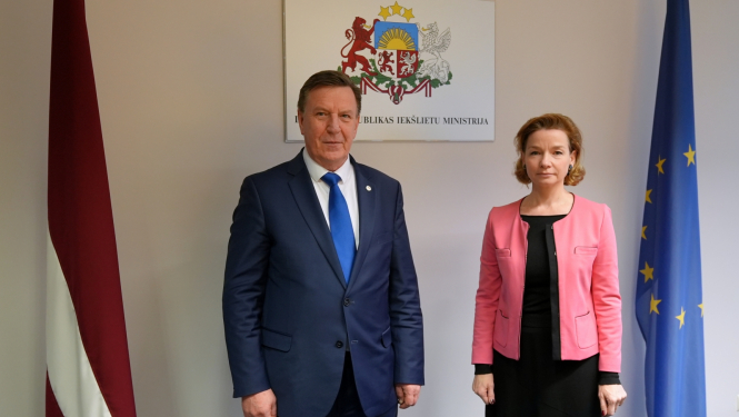 iekšlietu ministrs un vēstniece