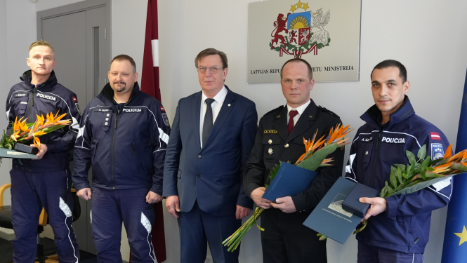 Iekšlietu ministrs apbalvo trīs Valsts policijas amatpersonas