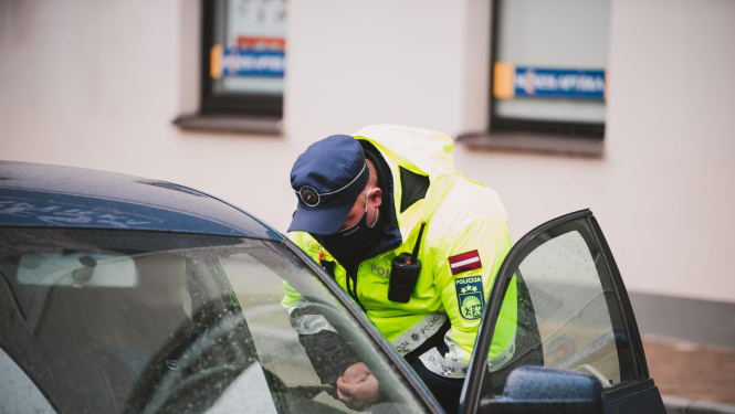 policija veicot pārbaudes