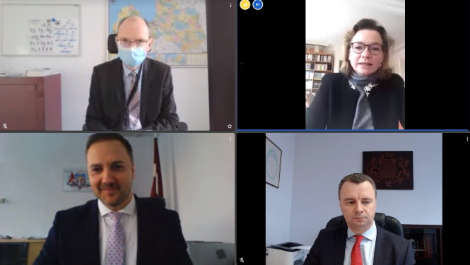 4 cilvēki attālinātajā sanāksmē