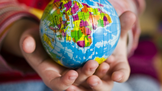 Globuss maza bērna rokās