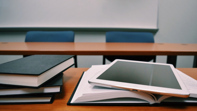 Grāmatas un planšetdators