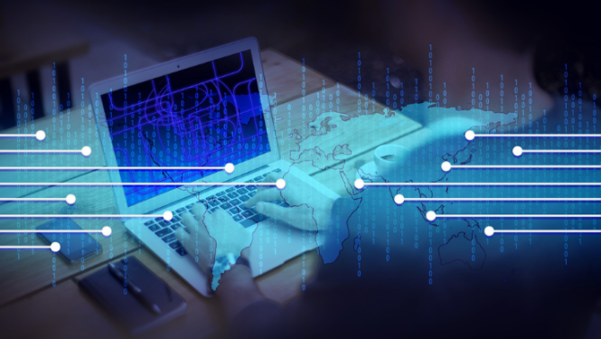 Dators, piezīmju blociņš, telefons uz galda