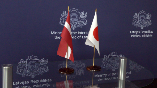 Japānas un Latvijas karogi