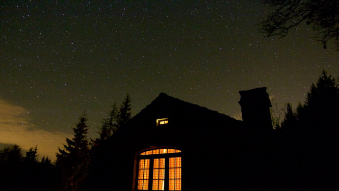 Mājas logā deg gaisma