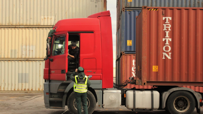 robežsargs un kravas mašīna