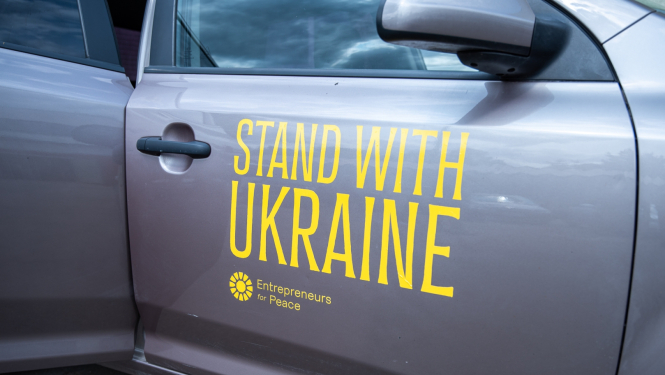 Mašīnas durvis ar uzrakstu Stand with Ukraine