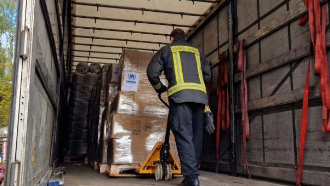 Ugunsdzēsējs ved kravas kastes