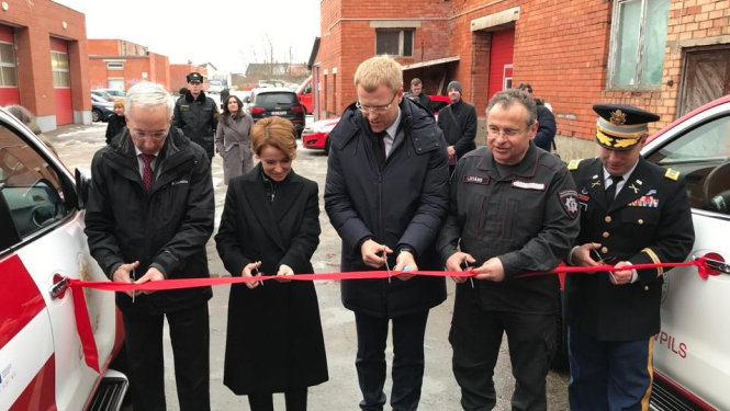 Iekšlietu ministre kopā ar ASV sadarbības partneriem griež sarkanu lentīti