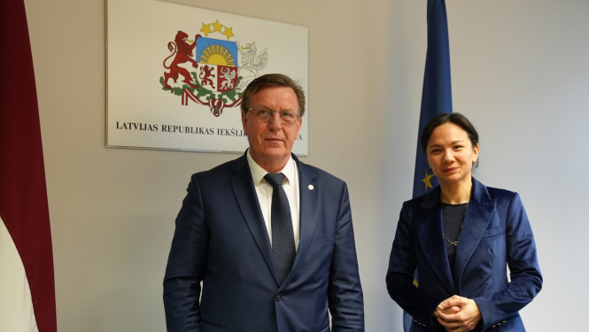 ministrs ar vēstnieci