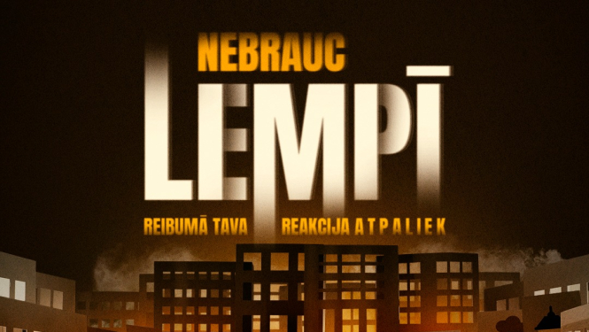 Nebrauc Lempī balta mašīna priekšplānā, aizmugurē daudzstāvu mājas ar gaismām logos