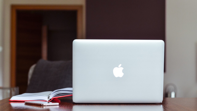 Darba galds, dators, telefons, piezīmju bloks