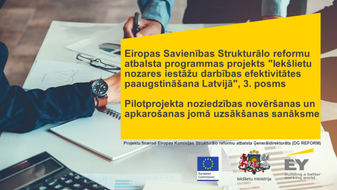 uz galda dokumenti, kalkulators