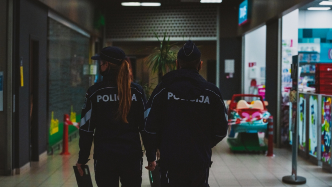 Valsts policija tirdzniecības centrā
