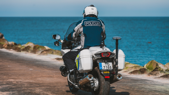 policists uz motocikla