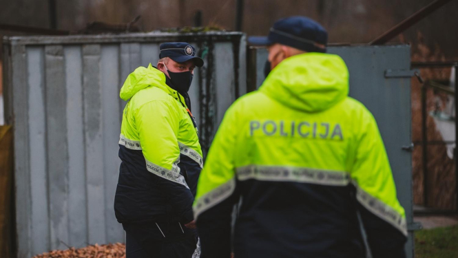 policija veicot pārbaudes