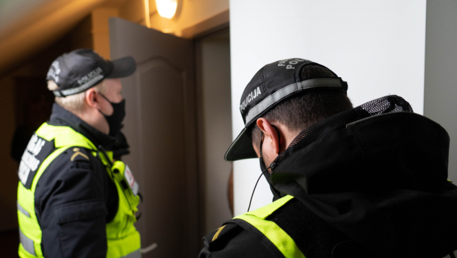 Pašvaldības policisti iekštelpās