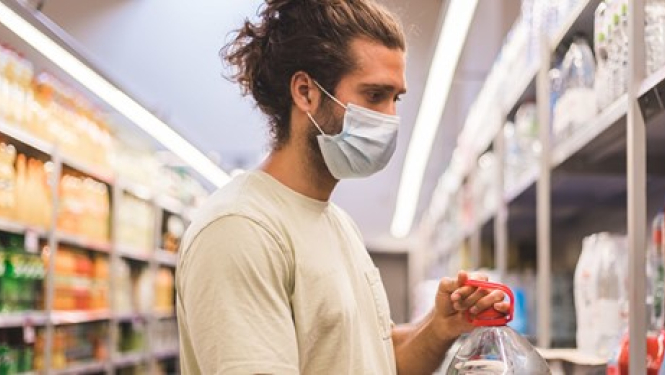 cilvēks ar sejas masku