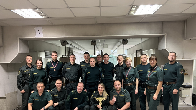 Robežsargu kopbilde iekštelpā