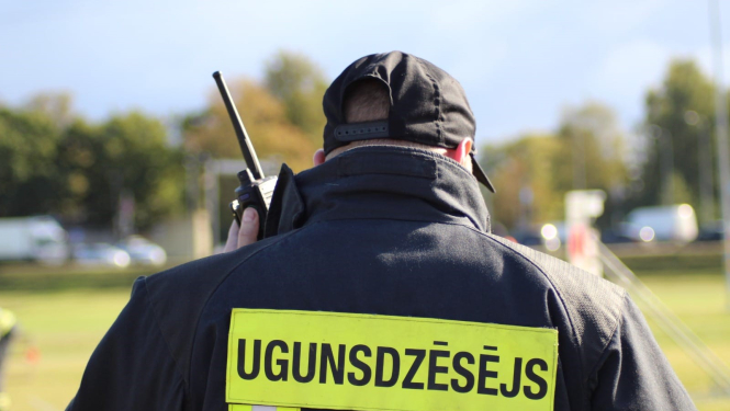 ugunsdzēsējs ar rāciju