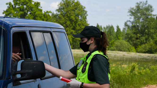 Robežsardze pārbauda qr kodu