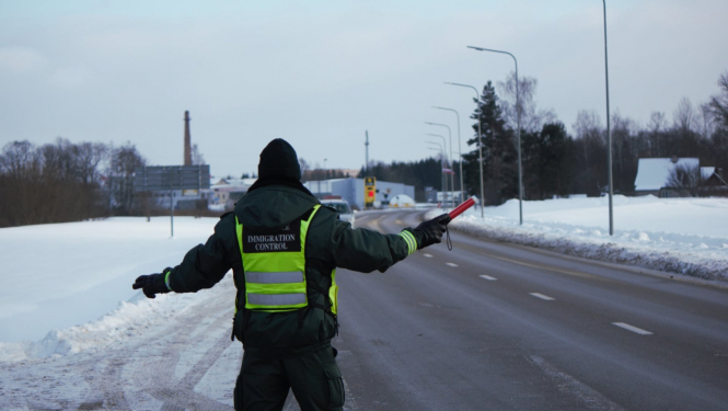 robežsargs uz iekšējās robežas ceļa