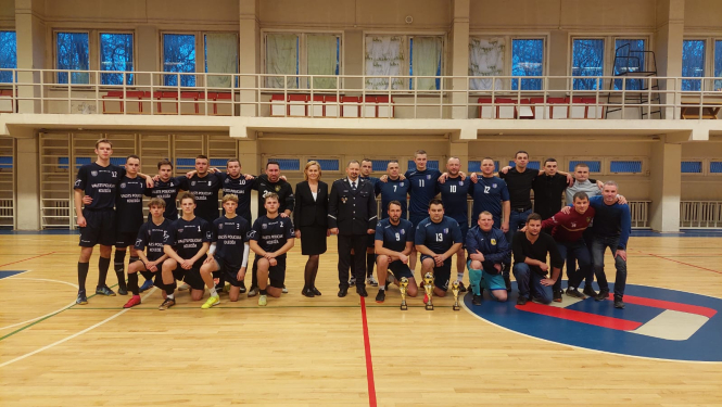 cilvēki sporta zālē