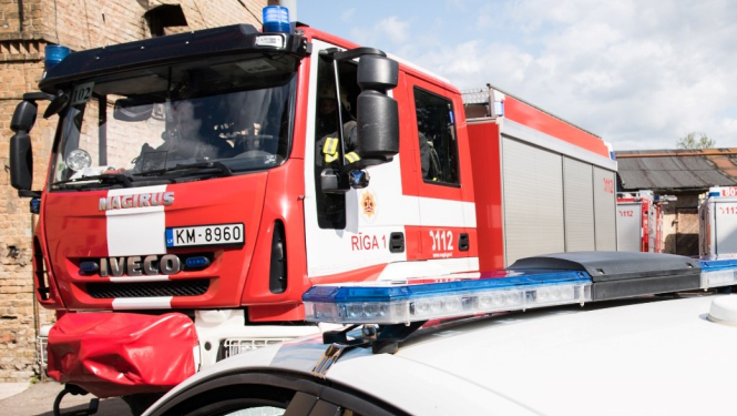 ugunsdzēsēju un policijas auto