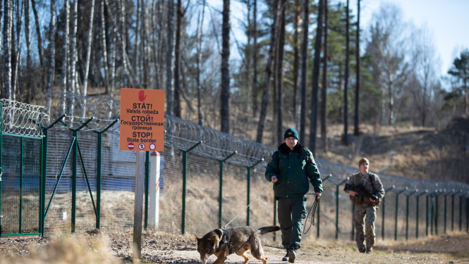 Robežsargs un zemessargs pie robežas