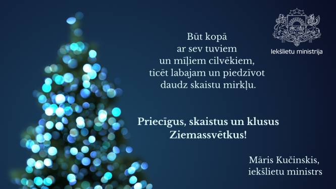 Eglīte uz zila fona