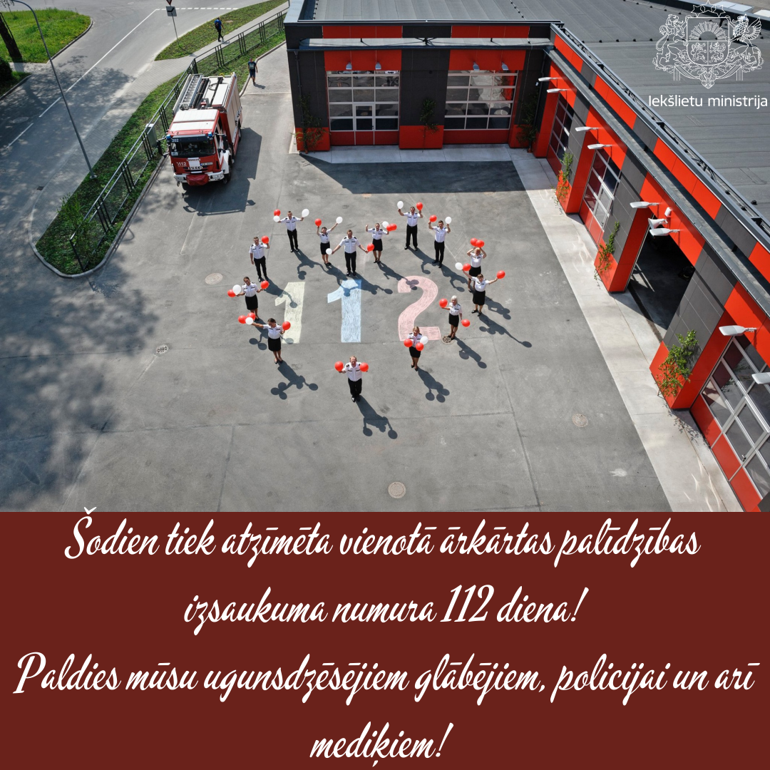 Ugunsdzēsēju depo un ugunsdzēsēji sadevušies rokās, veidojot sirds formu