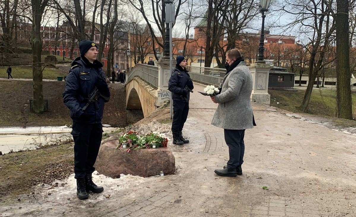 Iekšlietu ministrijas un dienestu vadība godina 1991. gada barikāžu upuru piemiņu barikāžu aizstāvju atceres 31. gadadienā 