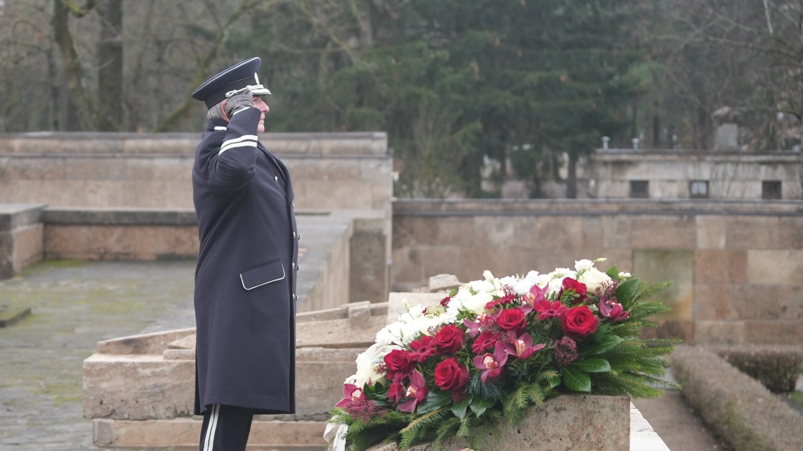 Valsts policijas priekšnieka vietnieks noliek ziedus