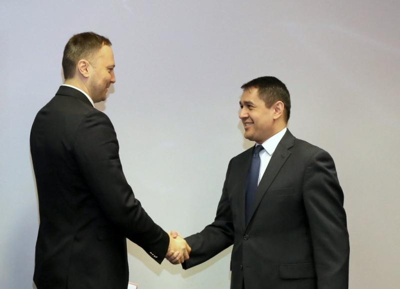 Tiksanas-ar-Uzbekistanas-vestnieku-Sultanovu