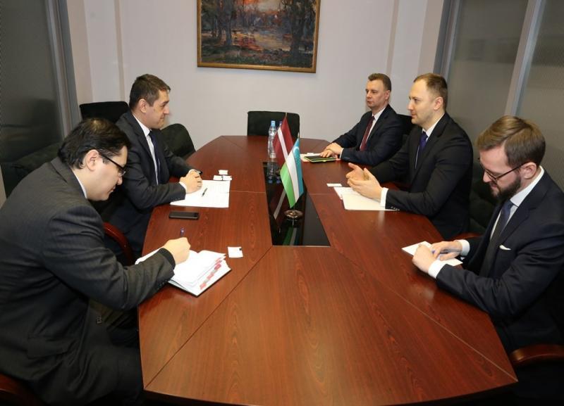 Tiksanas-ar-Uzbekistanas-vestnieku-Sultanovu