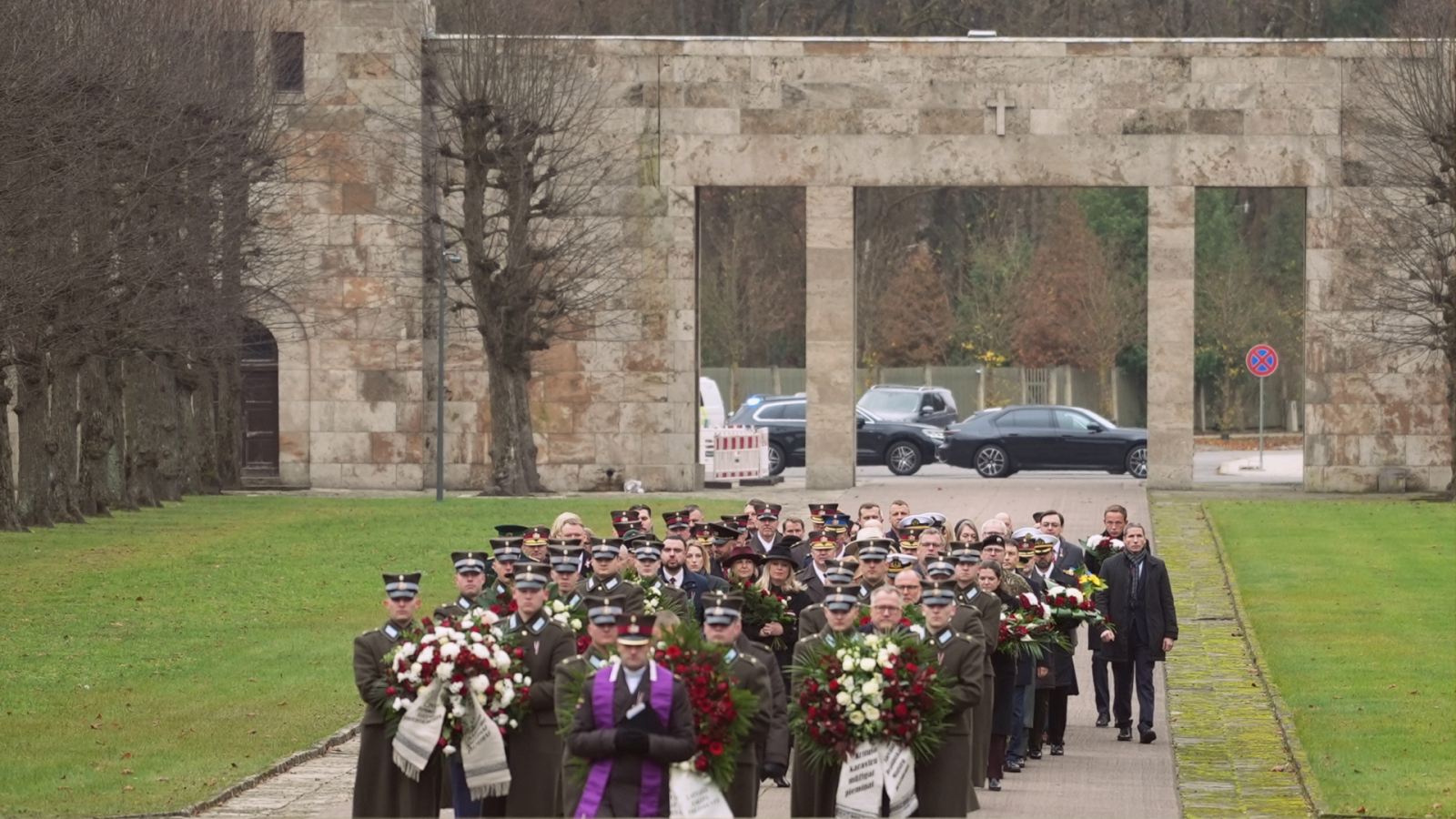 Lāčplēša dienā Iekšlietu ministrijas un dienestu vadība noliek ziedus Brāļu kapos