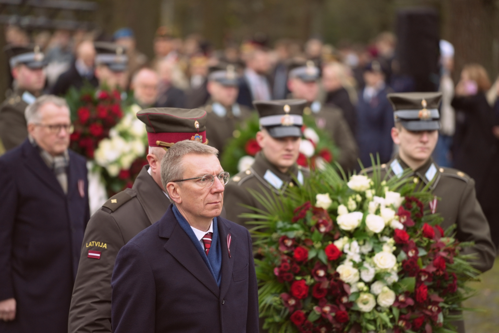 Lāčplēša dienā Iekšlietu ministrijas un dienestu vadība noliek ziedus Brāļu kapos