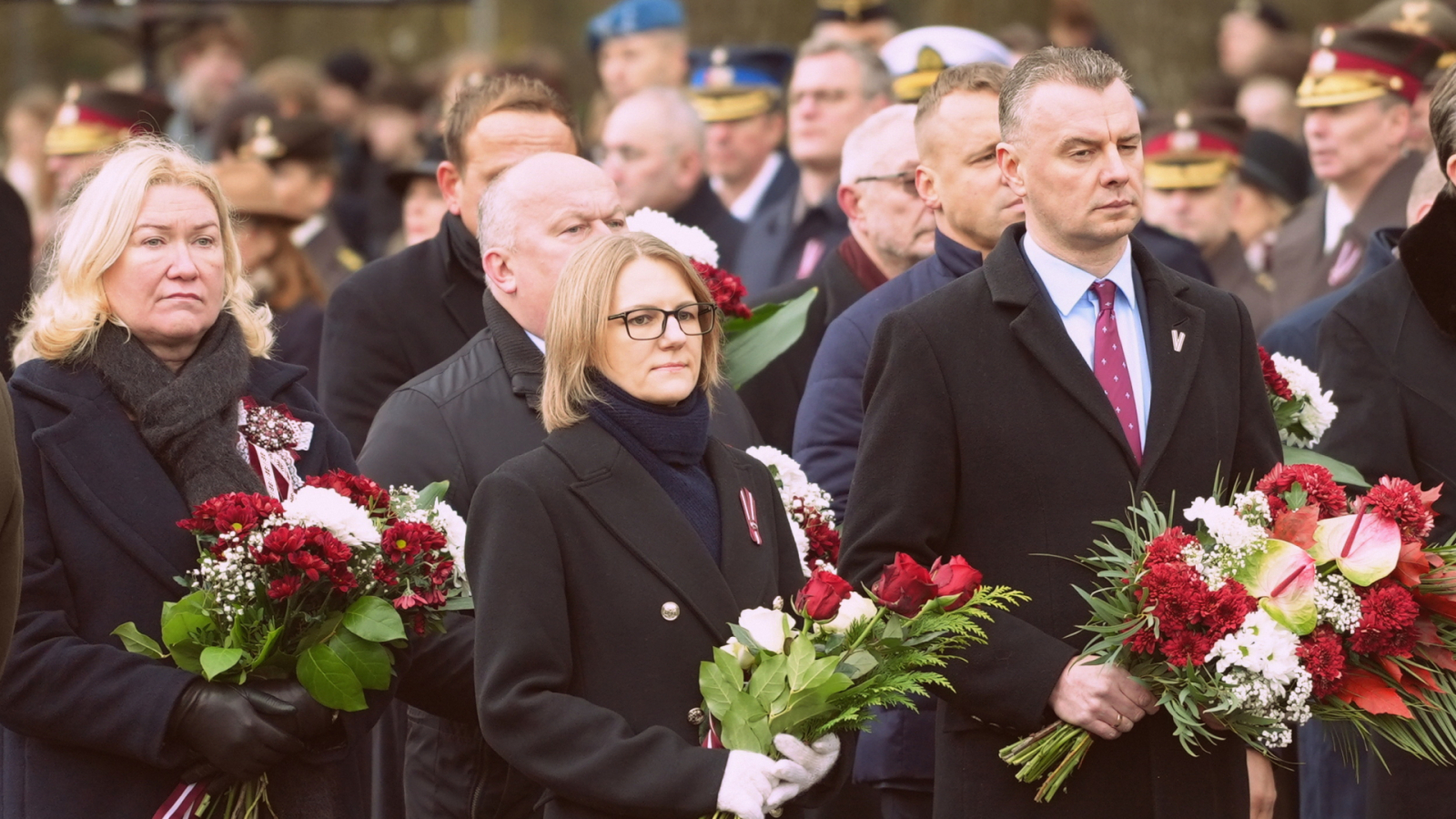 Lāčplēša dienā Iekšlietu ministrijas un dienestu vadība noliek ziedus Brāļu kapos