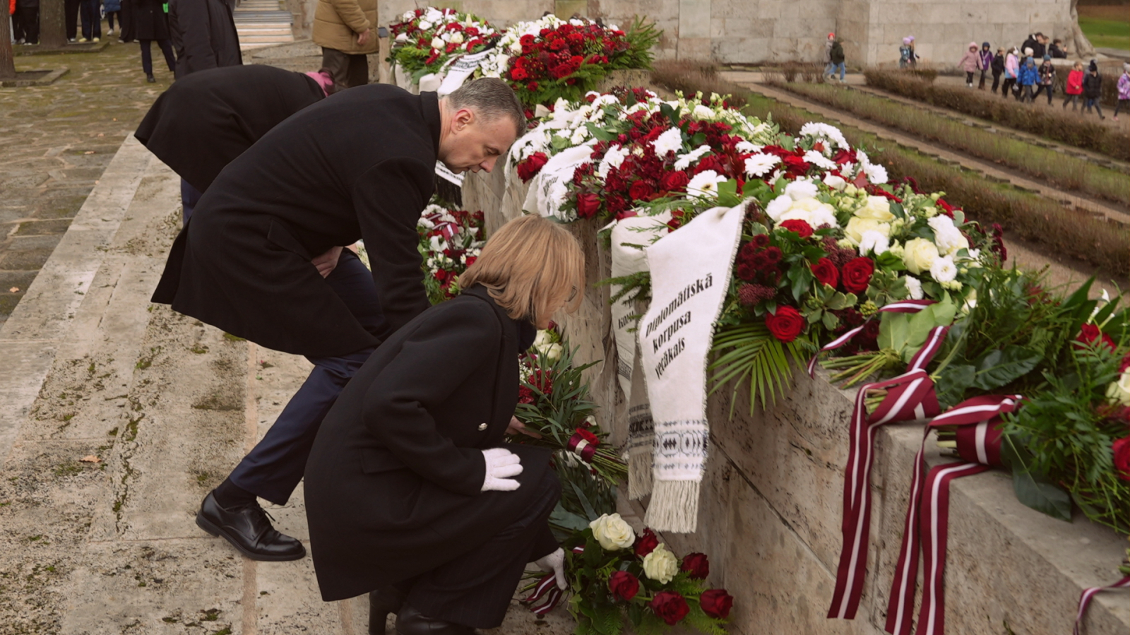 Lāčplēša dienā Iekšlietu ministrijas un dienestu vadība noliek ziedus Brāļu kapos