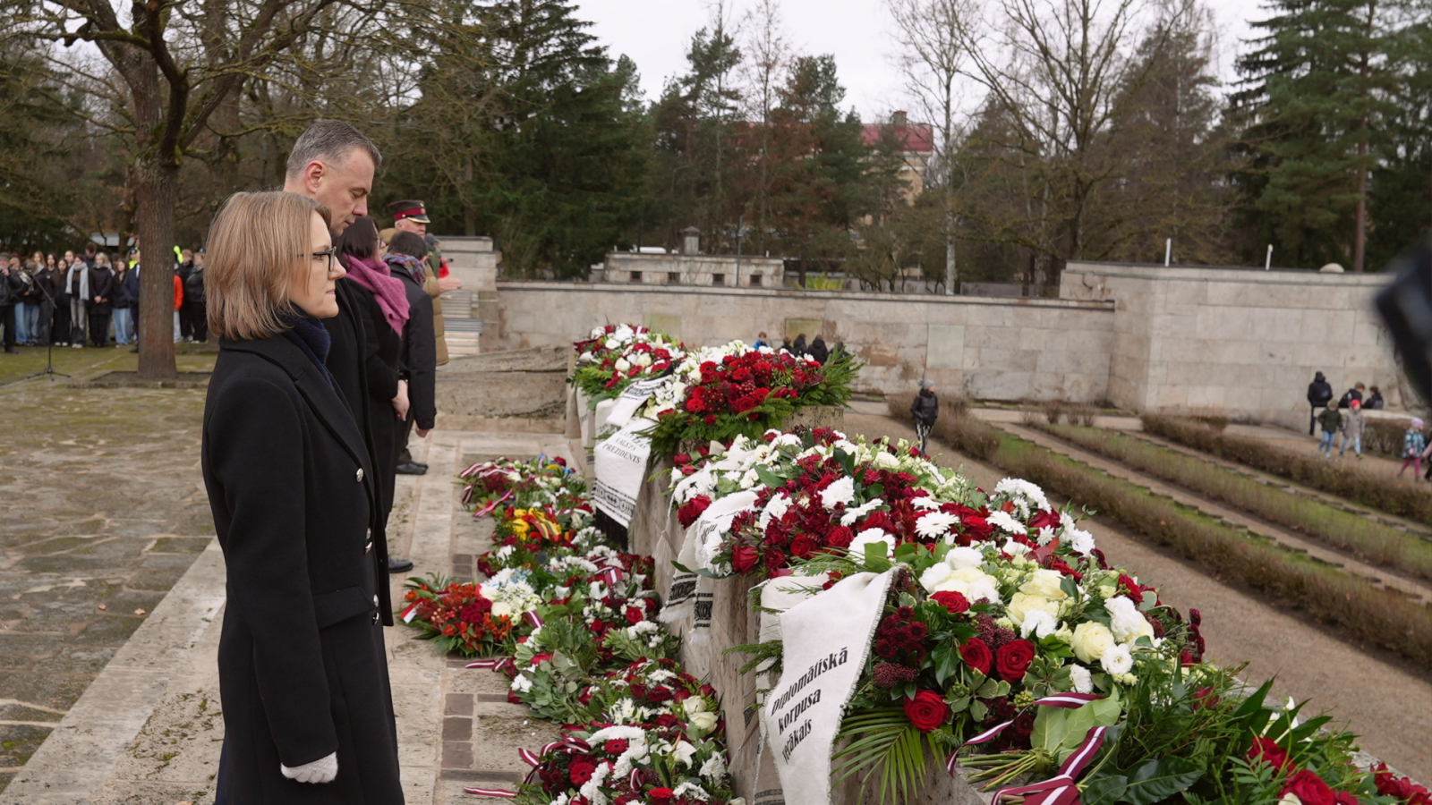 Lāčplēša dienā Iekšlietu ministrijas un dienestu vadība noliek ziedus Brāļu kapos